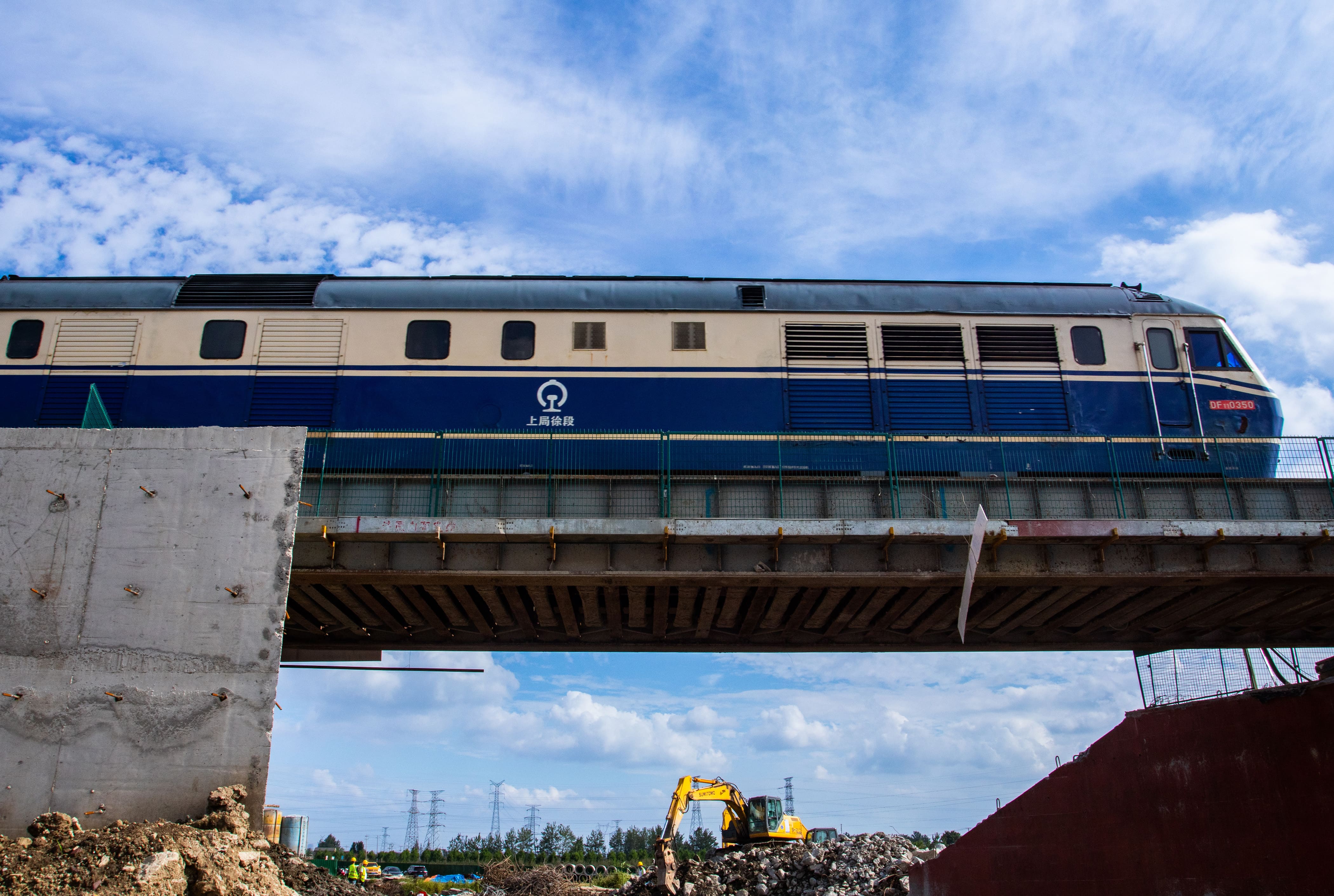 鹽阜快速通道下穿新長鐵路段，安全措施嚴格落實到位 ，施工期間鐵路正常運營.jpg