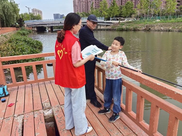 7月19日，三分公司黨支部組織黨員志愿者走進(jìn)金水灣社區(qū)開展以“志愿服務(wù)進(jìn)社區(qū)  護(hù)河愛水齊參與”為主題的環(huán)境保護(hù)志愿服務(wù)活動(dòng)，用實(shí)際行動(dòng)幫助社區(qū)做好轄區(qū)內(nèi)河道的環(huán)境衛(wèi)生整治工作。4.jpg
