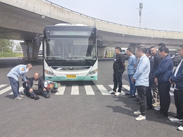 道路交通事故應(yīng)急處置2.jpg