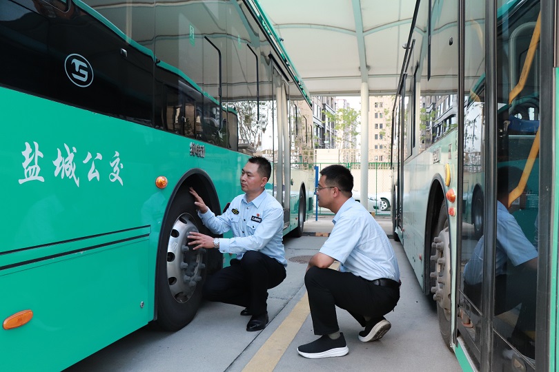 孫偉+指導年輕駕駛員檢查車輛安全.JPG